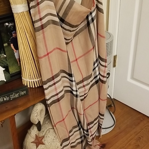 Fabulous scarf/wrap - Picture 3 of 7